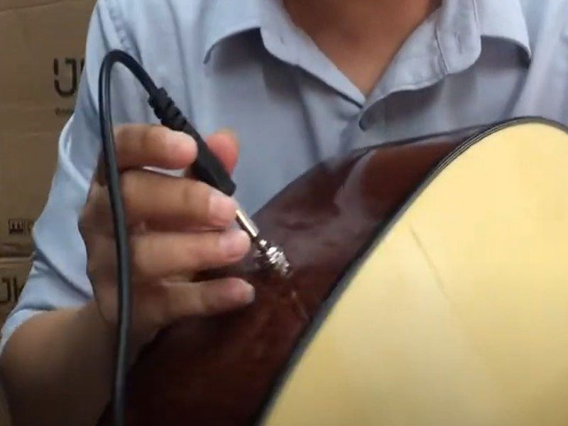 Kết nối loa kéo với guitar.